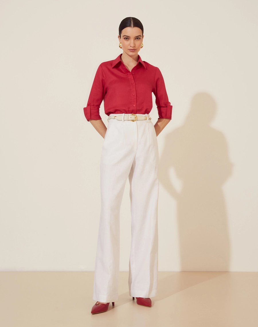 Camisa Ruta confeccionada em Linho. Possui gola esportiva e mangas longas com martingale.  <br/>
Fechamento por botões frontais. <br/>
