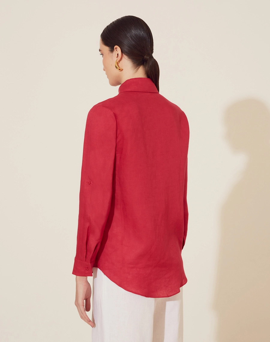 Camisa Ruta confeccionada em Linho. Possui gola esportiva e mangas longas com martingale.  <br/>
Fechamento por botões frontais. <br/>
