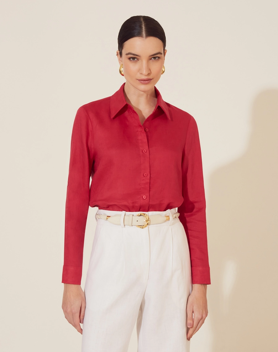 Camisa Ruta confeccionada em Linho. Possui gola esportiva e mangas longas com martingale.  <br/>
Fechamento por botões frontais. <br/>
