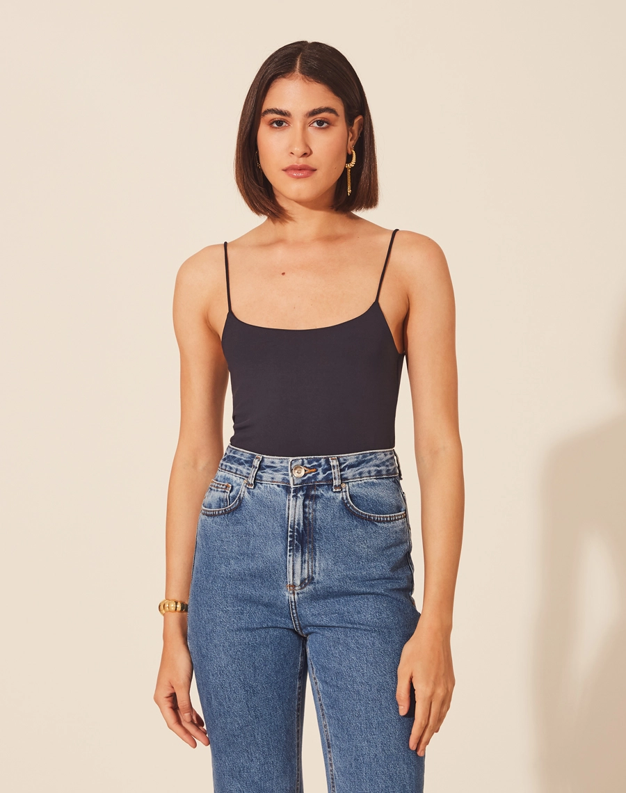 Regata Lola confeccionada em malha canelada. Básica e versátil, a peça possui shape justo ao corpo e decote U. <br/>