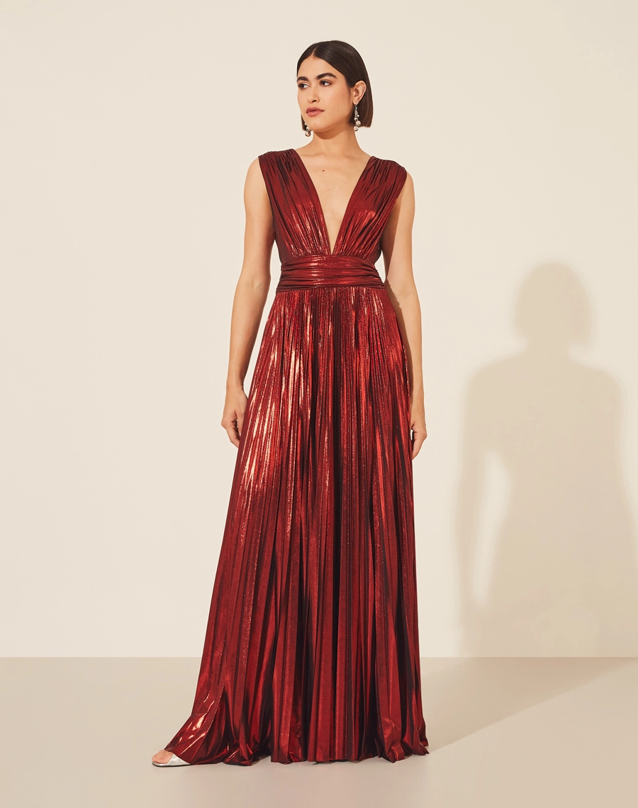 Vestido Leticia confeccionado em Malha Foil, com decote V profundo e costas abertas. Vestido acinturado, com acabamento plissado. <br/>
Fechamento lateral por zíper invisível. <br/>>