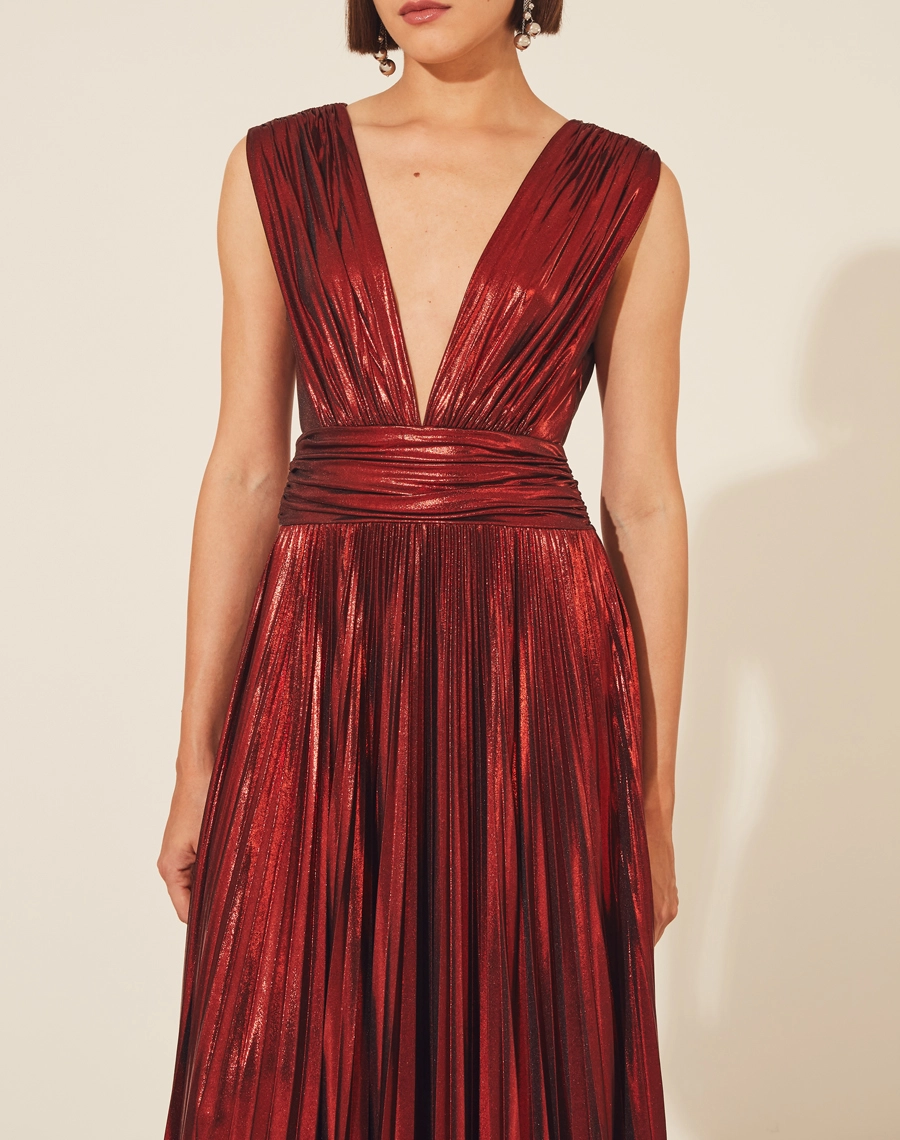Vestido Leticia confeccionado em Malha Foil, com decote V profundo e costas abertas. Vestido acinturado, com acabamento plissado. <br/>
Fechamento lateral por zíper invisível. <br/>>