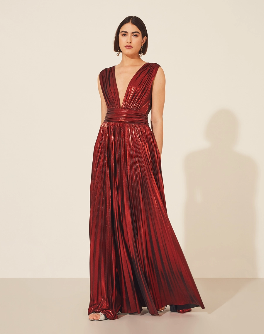 Vestido Leticia confeccionado em Malha Foil, com decote V profundo e costas abertas. Vestido acinturado, com acabamento plissado. <br/>
Fechamento lateral por zíper invisível. <br/>>