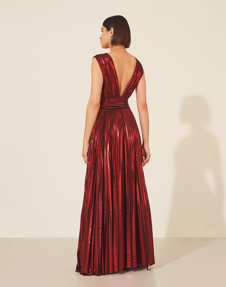 Vestido Leticia confeccionado em Malha Foil, com decote V profundo e costas abertas. Vestido acinturado, com acabamento plissado. <br/>
Fechamento lateral por zíper invisível. <br/>>