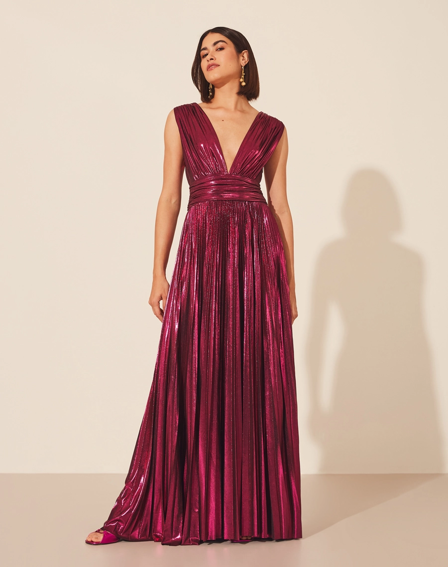 Vestido Leticia confeccionado em Malha Foil, com decote V profundo e costas abertas. Vestido acinturado, com acabamento plissado. <br/>
Fechamento lateral por zíper invisível. <br/>>