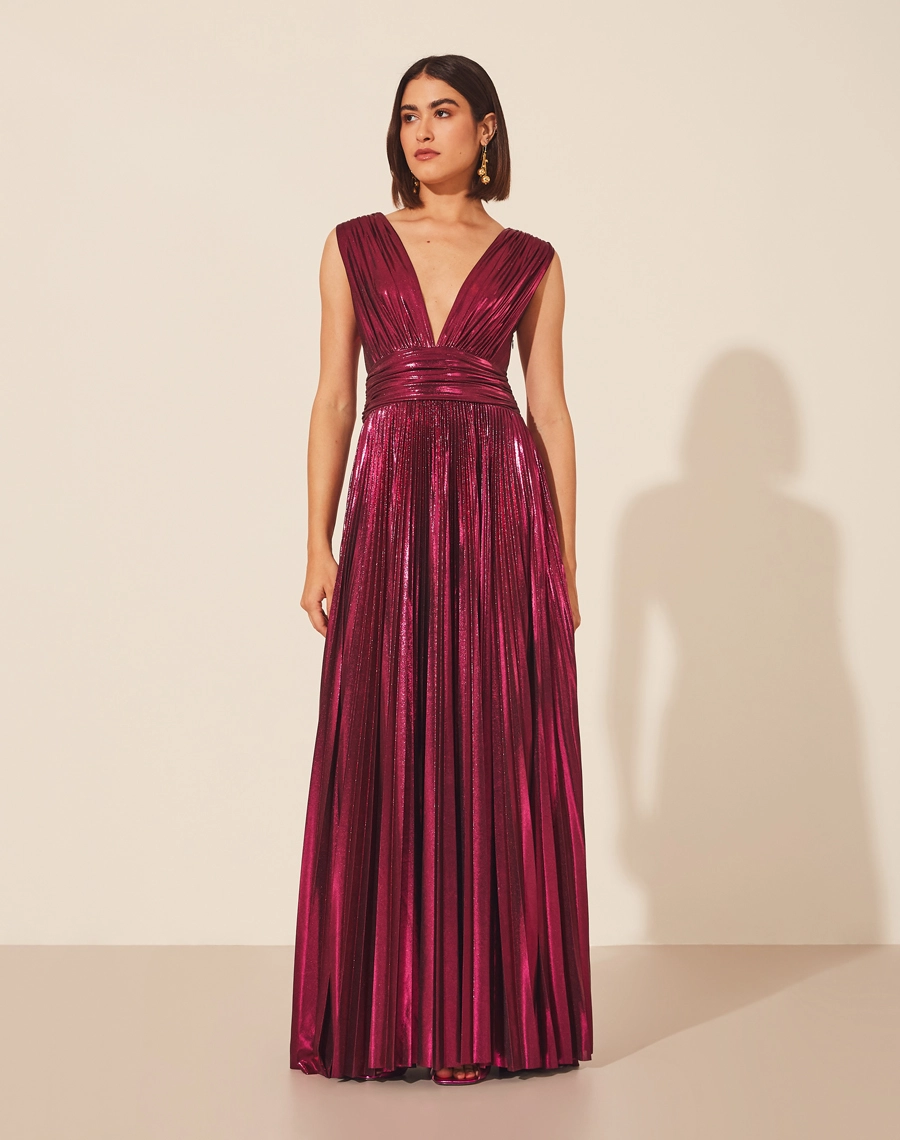 Vestido Leticia confeccionado em Malha Foil, com decote V profundo e costas abertas. Vestido acinturado, com acabamento plissado. <br/>
Fechamento lateral por zíper invisível. <br/>>