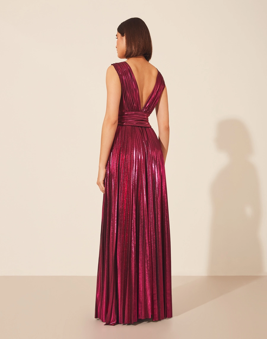 Vestido Leticia confeccionado em Malha Foil, com decote V profundo e costas abertas. Vestido acinturado, com acabamento plissado. <br/>
Fechamento lateral por zíper invisível. <br/>>