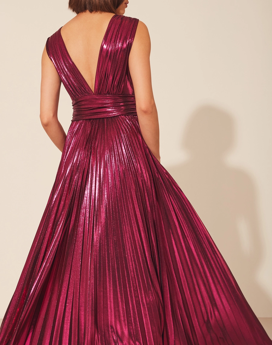 Vestido Leticia confeccionado em Malha Foil, com decote V profundo e costas abertas. Vestido acinturado, com acabamento plissado. <br/>
Fechamento lateral por zíper invisível. <br/>>