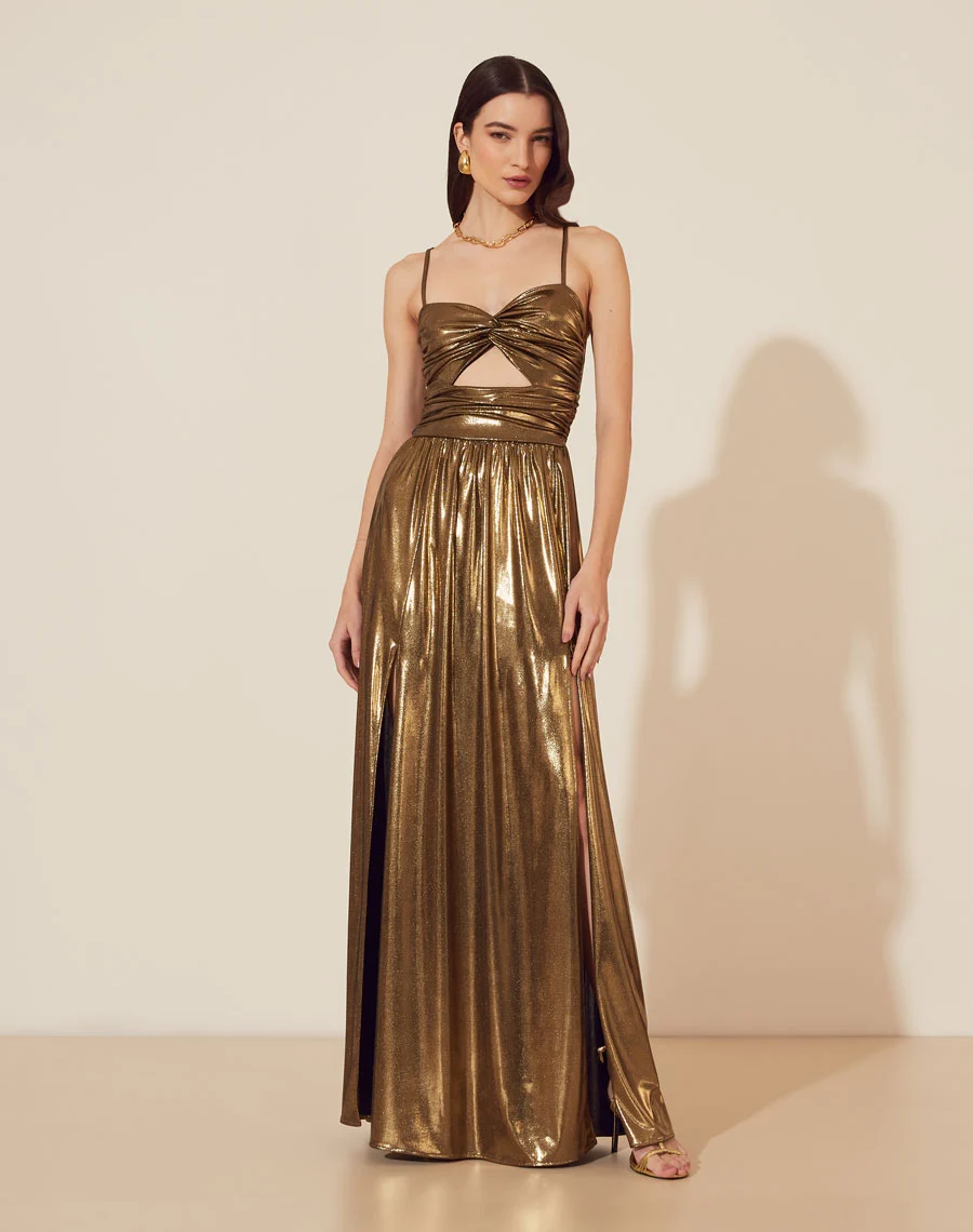 Vestido Longo Filipa confeccionado em Malha Foil. Com abertura frontal e alças finas ajustáveis.<br/>
Vestido acinturado com saia que possuí duas fendas.  <br/>
