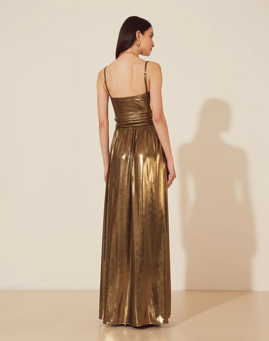 Vestido Longo Filipa confeccionado em Malha Foil. Com abertura frontal e alças finas ajustáveis.<br/>
Vestido acinturado com saia que possuí duas fendas.  <br/>
