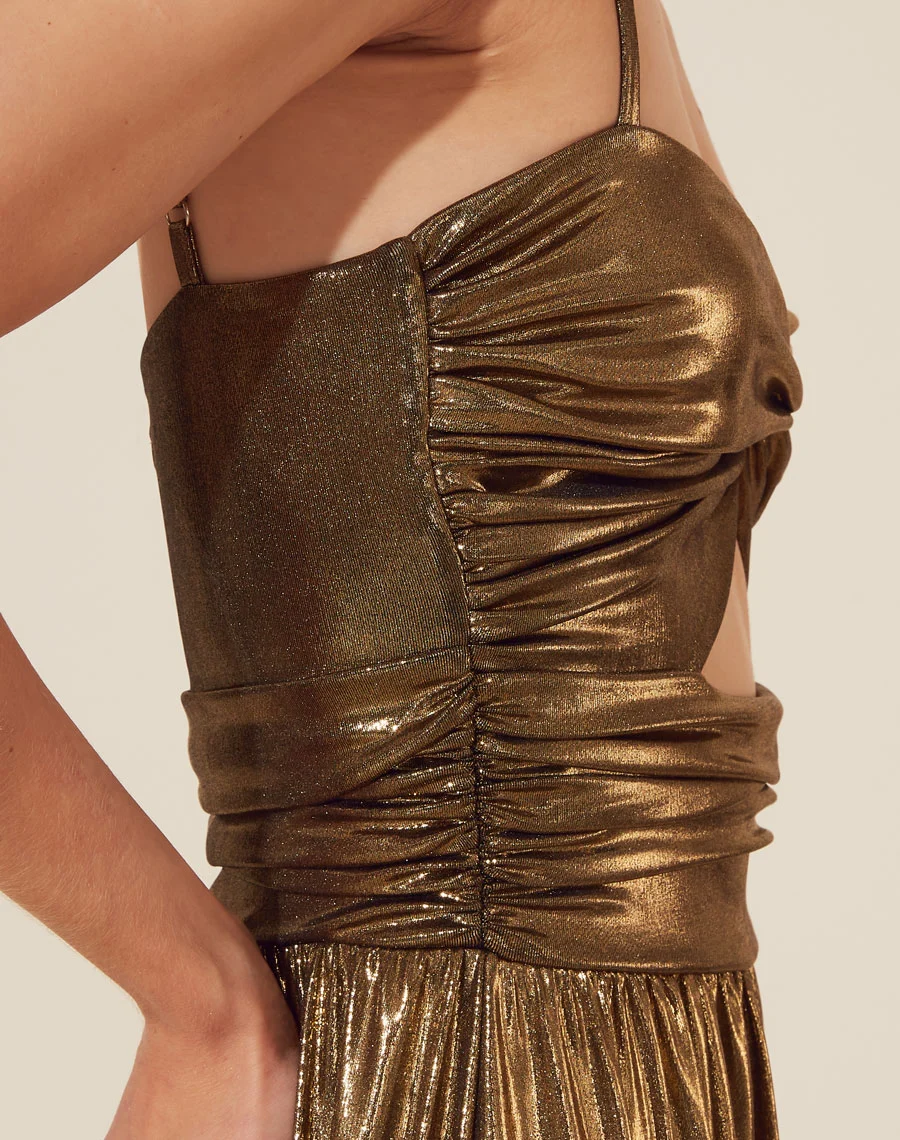 Vestido Longo Filipa confeccionado em Malha Foil. Com abertura frontal e alças finas ajustáveis.<br/>
Vestido acinturado com saia que possuí duas fendas.  <br/>
