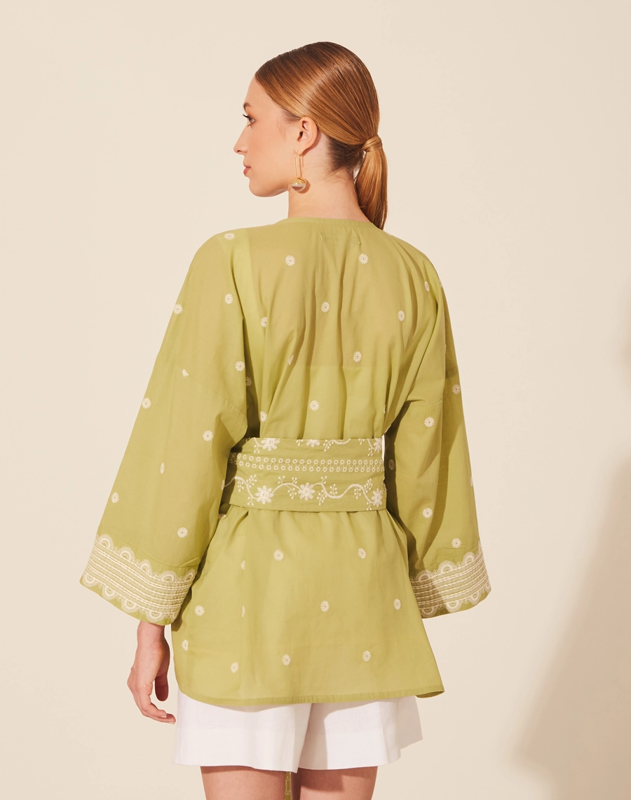 Kimono Curto Com Faixa Bordado confeccionado em Algodão.<br/>
Possui mangas longas e dois bolsos frontais.<br/>
Acompanha faixa.<br/>
Bordado exclusivo Amissima.<br/>