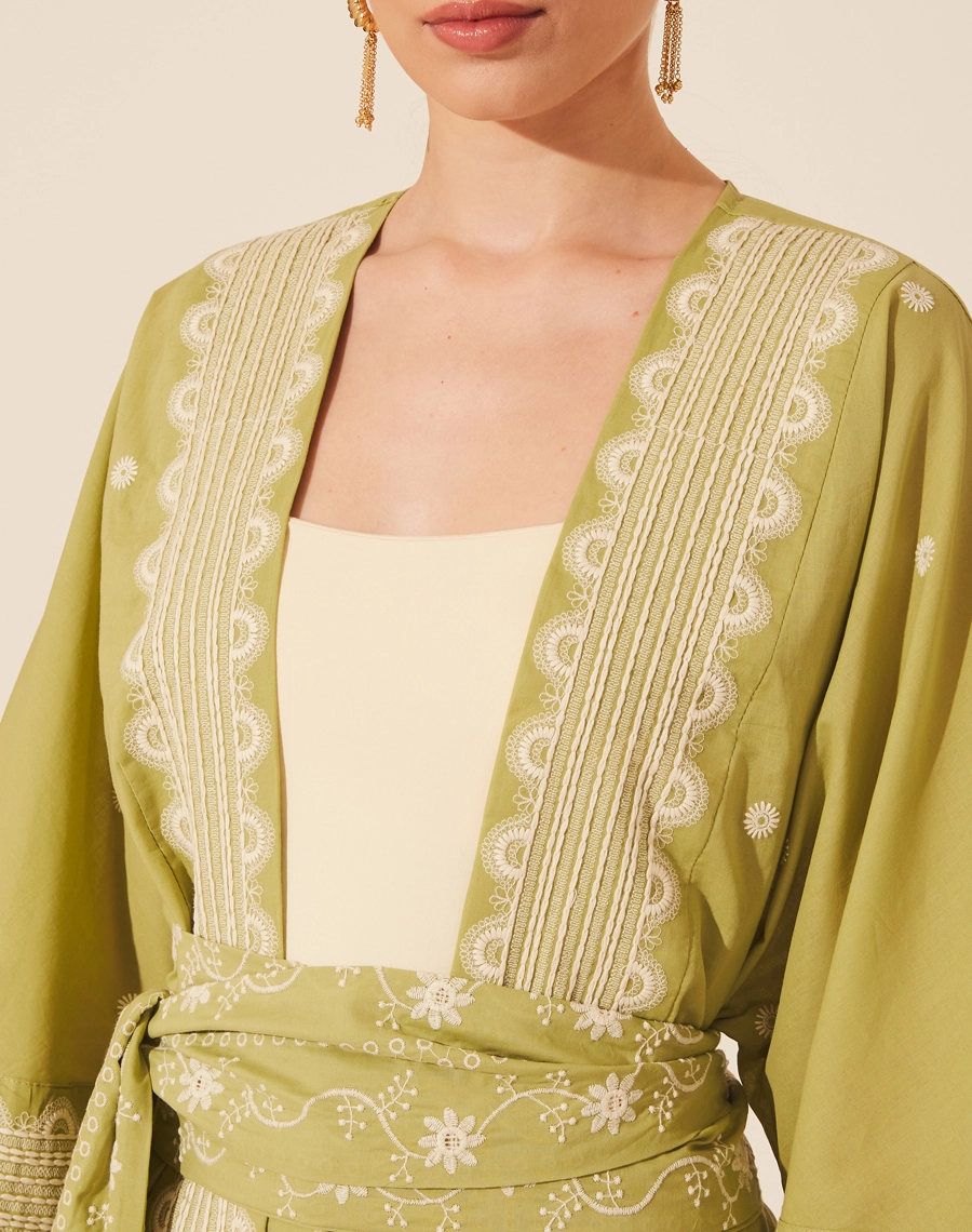 Kimono Longo Com Faixa Bordado. Possuí mangas 3/4, acompanha faixa para amarração . <br/>
Bordado exclusivo Amissima