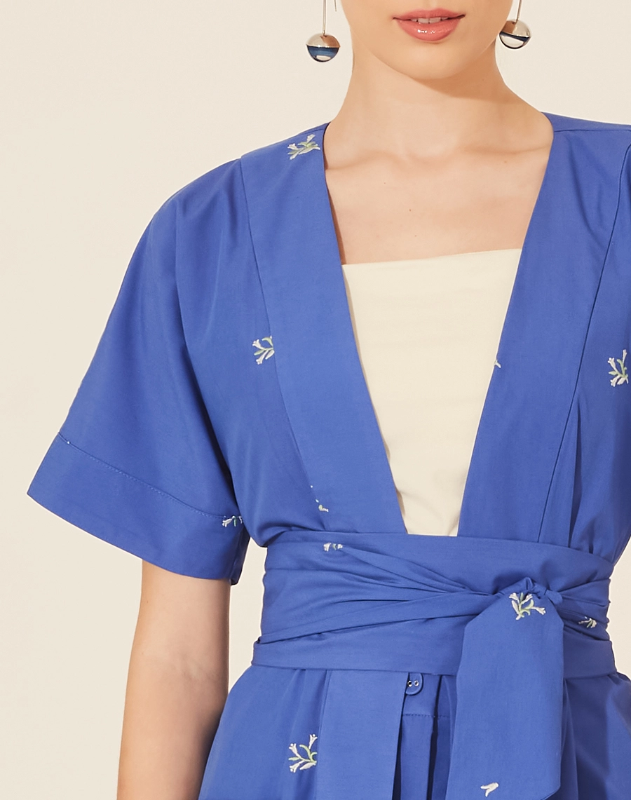 Kimono Yuna confeccionado em algodão com poliester, possui bordado exclusivo Amissima. <br/>
Dois bolsos frontais. <br/>
Acompanha faixa.<br/>