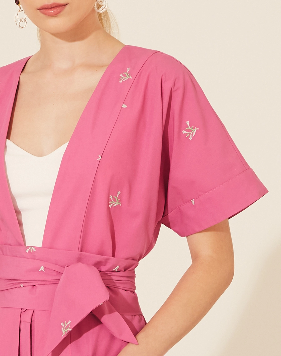 Kimono Yuna confeccionado em algodão com poliester, possui bordado exclusivo Amissima. <br/>
Dois bolsos frontais. <br/>
Acompanha faixa.<br/>