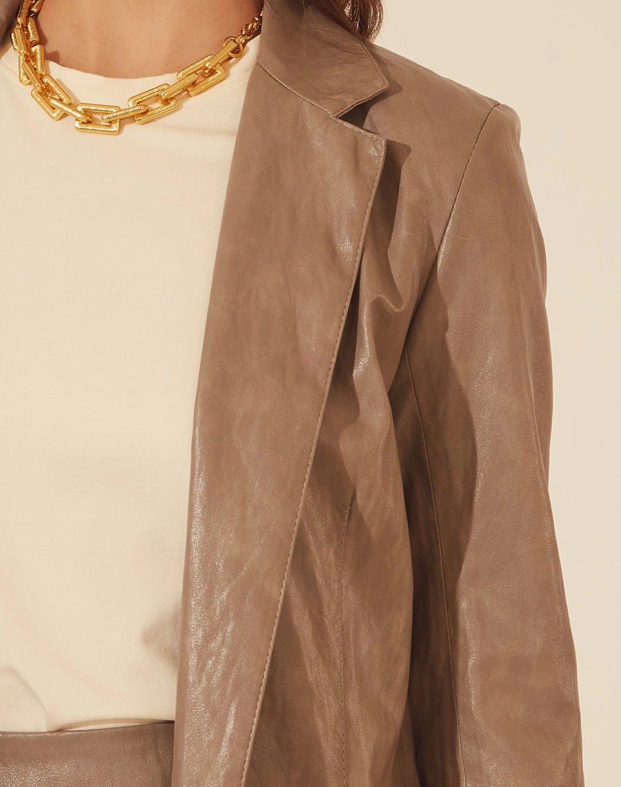 Blazer Sienna confeccionado em Couro Ecológico. Possui Forro, gola clássica e dois bolsos frontais. <br/>
Fechamento por botões. <br/>