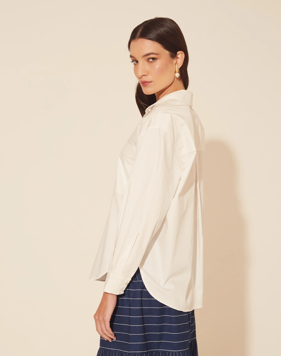 Camisa Loretta confeccionada em Tricoline. Possui gola esportiva, botões perolados e bolso frontal. <br/>
Fechamento por botões frontais. <br/>
