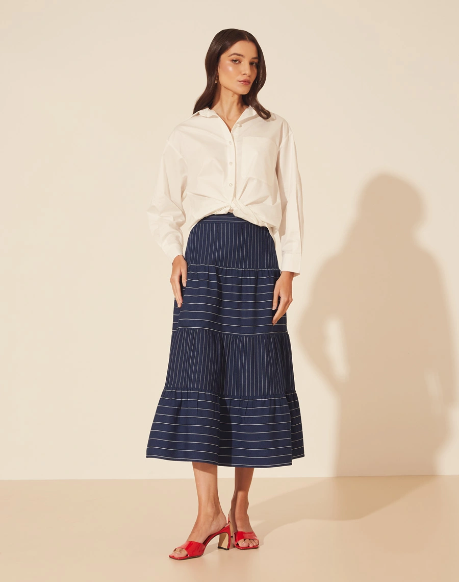 Camisa Loretta confeccionada em Tricoline. Possui gola esportiva, botões perolados e bolso frontal. <br/>
Fechamento por botões frontais. <br/>
