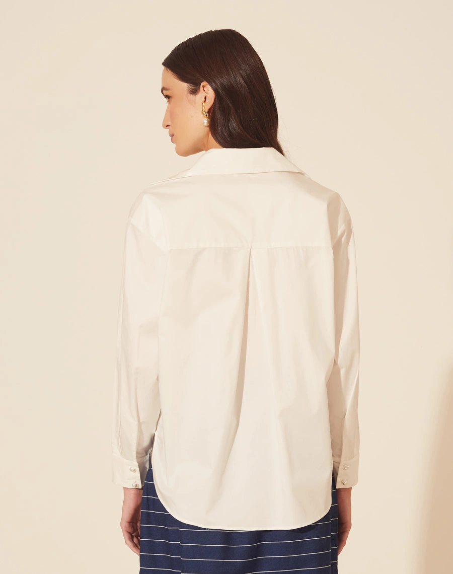 Camisa Loretta confeccionada em Tricoline. Possui gola esportiva, botões perolados e bolso frontal. <br/>
Fechamento por botões frontais. <br/>
