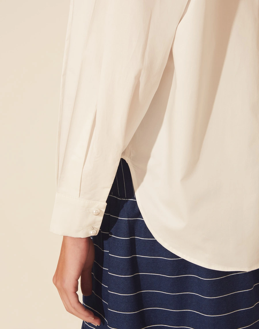 Camisa Loretta confeccionada em Tricoline. Possui gola esportiva, botões perolados e bolso frontal. <br/>
Fechamento por botões frontais. <br/>
