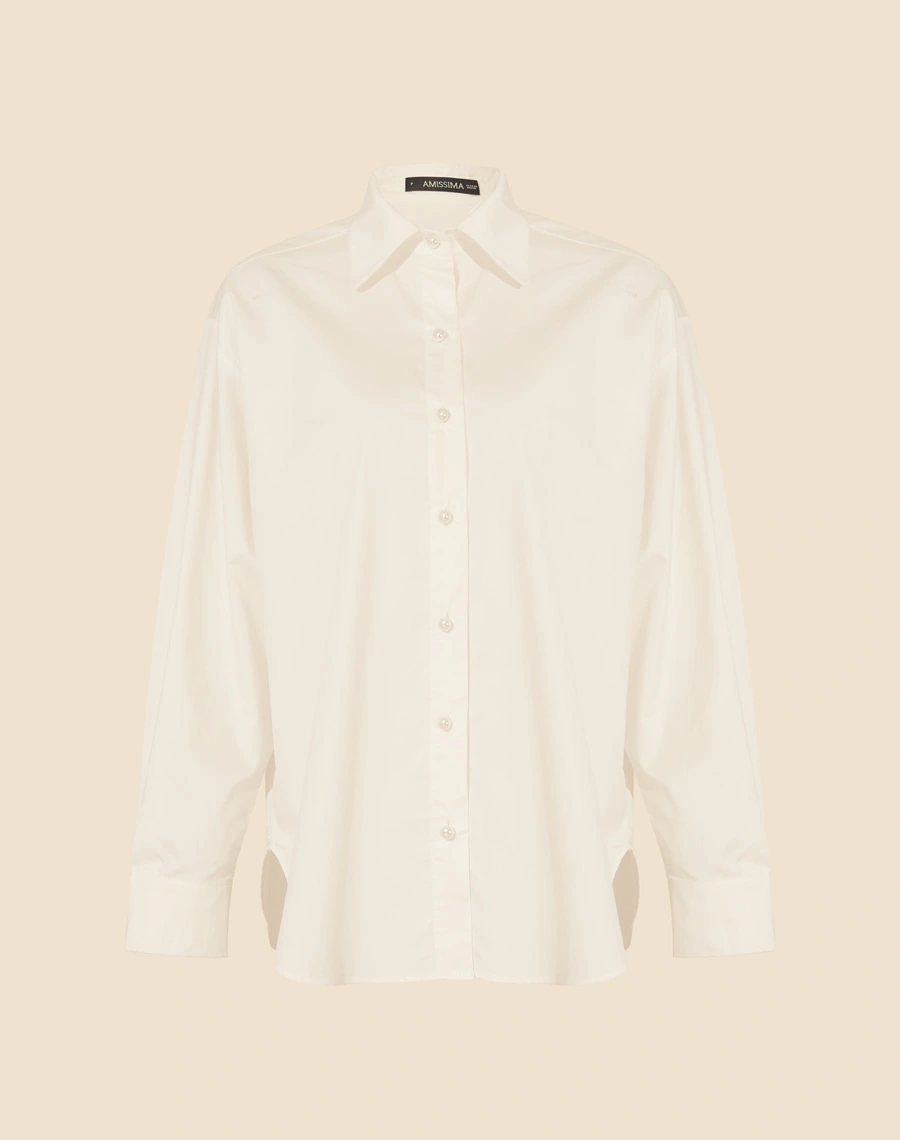 Camisa Loretta confeccionada em Tricoline. Possui gola esportiva, botões perolados e bolso frontal. <br/>
Fechamento por botões frontais. <br/>
