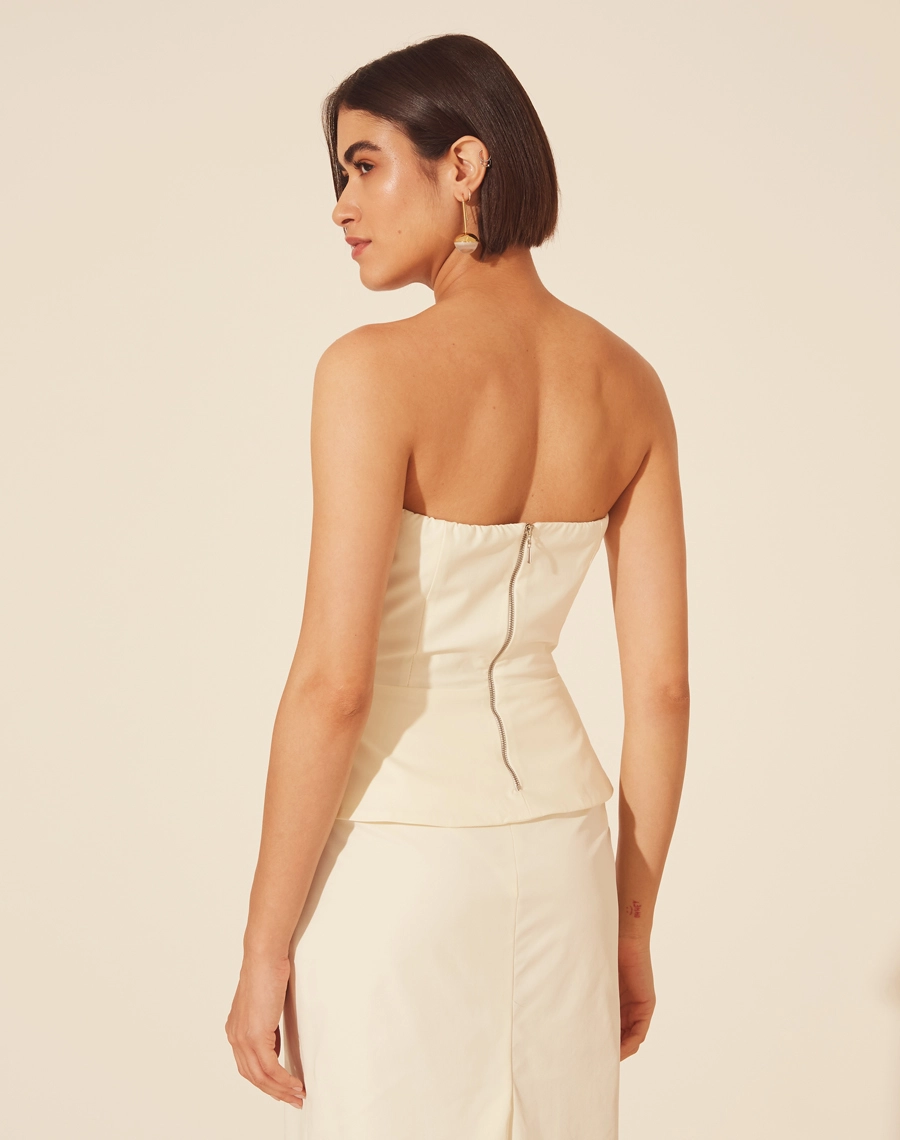 Top Blossom confeccionado em Techno Prada. Com modelagem tomara que caia e  decote coração, feita em modelagem mais justa. 