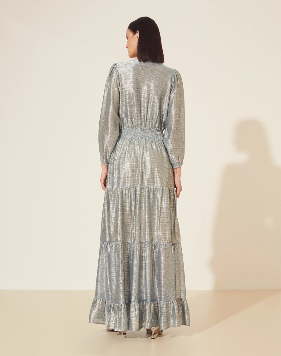 Vestido Longo Desirée confeccionado em Malha Lamê. <br/>
Possui decote V, manga longa bufante e elástico na cintura. <br/>
Vestido acinturado. <br/>