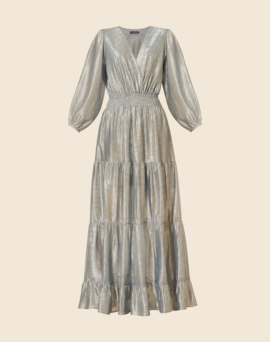 Vestido Longo Desirée confeccionado em Malha Lamê. <br/>
Possui decote V, manga longa bufante e elástico na cintura. <br/>
Vestido acinturado. <br/>