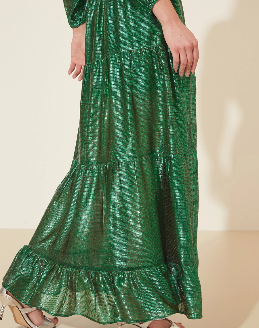 Vestido Longo Desirée confeccionado em Malha Lamê. <br/>
Possui decote V, manga longa bufante e elástico na cintura. <br/>
Vestido acinturado. <br/>