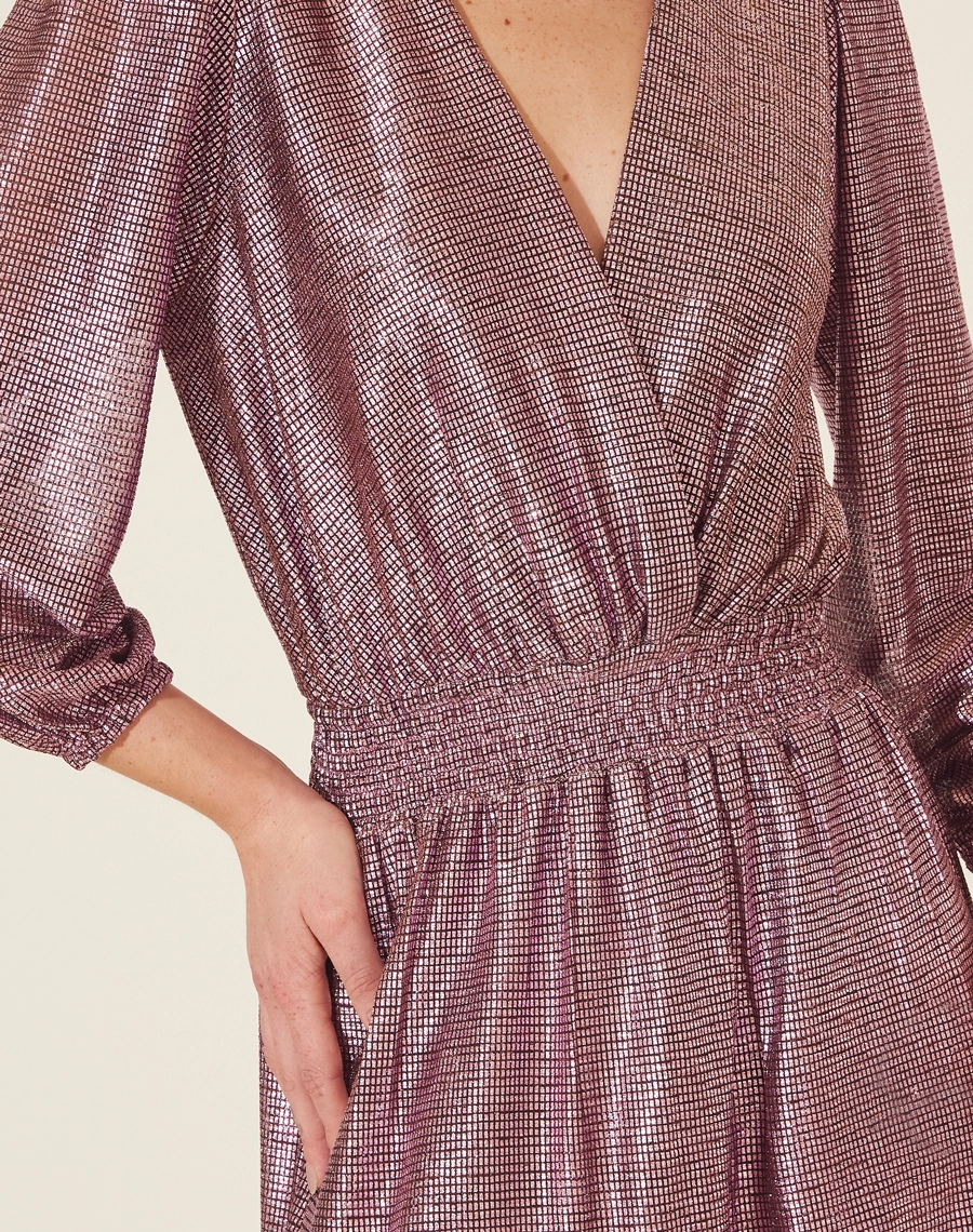 Vestido Longo Desirée confeccionado em Malha Lamê. <br/>
Possui decote V, manga longa bufante e elástico na cintura. <br/>
Vestido acinturado. <br/>