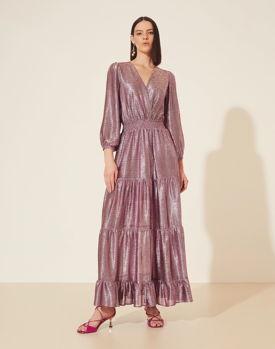 Vestido Longo Desirée confeccionado em Malha Lamê. <br/>
Possui decote V, manga longa bufante e elástico na cintura. <br/>
Vestido acinturado. <br/>