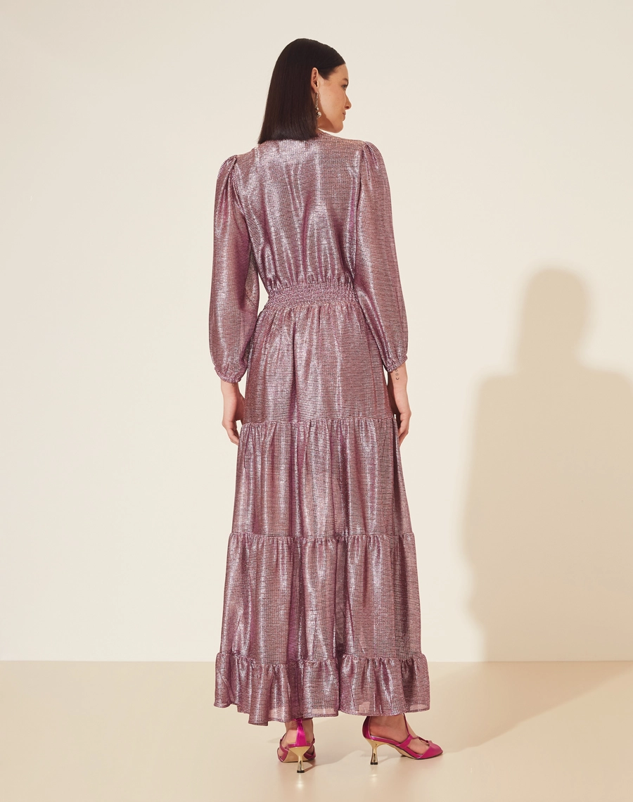 Vestido Longo Desirée confeccionado em Malha Lamê. <br/>
Possui decote V, manga longa bufante e elástico na cintura. <br/>
Vestido acinturado. <br/>