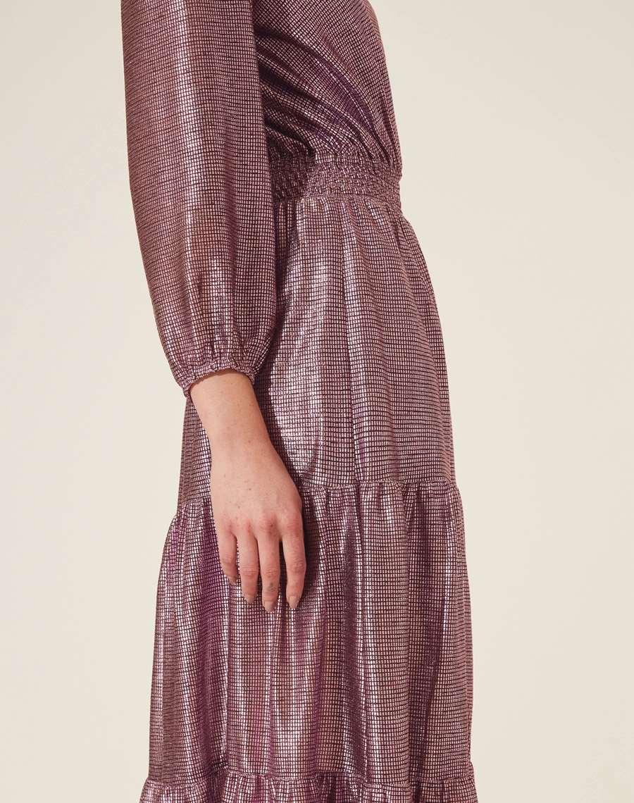 Vestido Longo Desirée confeccionado em Malha Lamê. <br/>
Possui decote V, manga longa bufante e elástico na cintura. <br/>
Vestido acinturado. <br/>