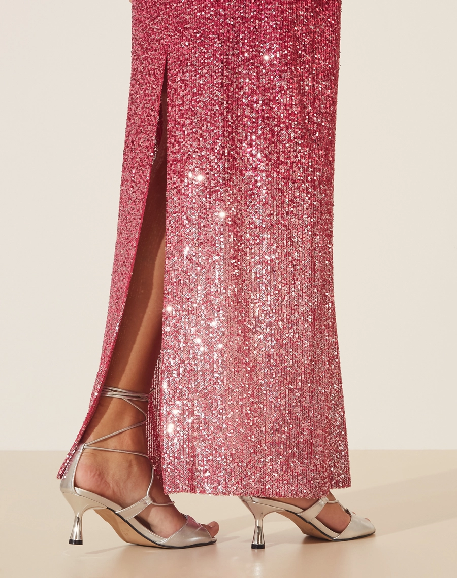 Vestido Longo Cadence confeccionado em Paetê. <br>
Com decote quadrado, alças finas, silhueta acinturada e fenda posterior. <br>
Fechamento por zíper invisível lateral. <br>
<br>