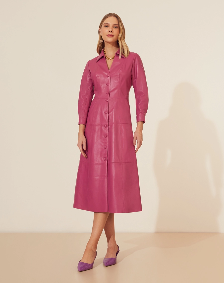 Vestido Midi Love confeccionada em Couro com modelagem única e sofisticada.<br/>
Com gola esporte, possui mangas bufantes 3/4 com botões forrados em couro.<br/>
