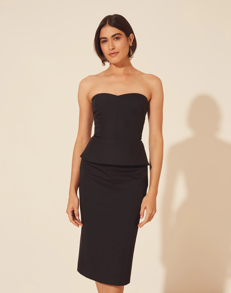 Saia Blossom confeccionada em Techno Prada. Peça de comprimento midi com forro, possui fenda posterior. 
