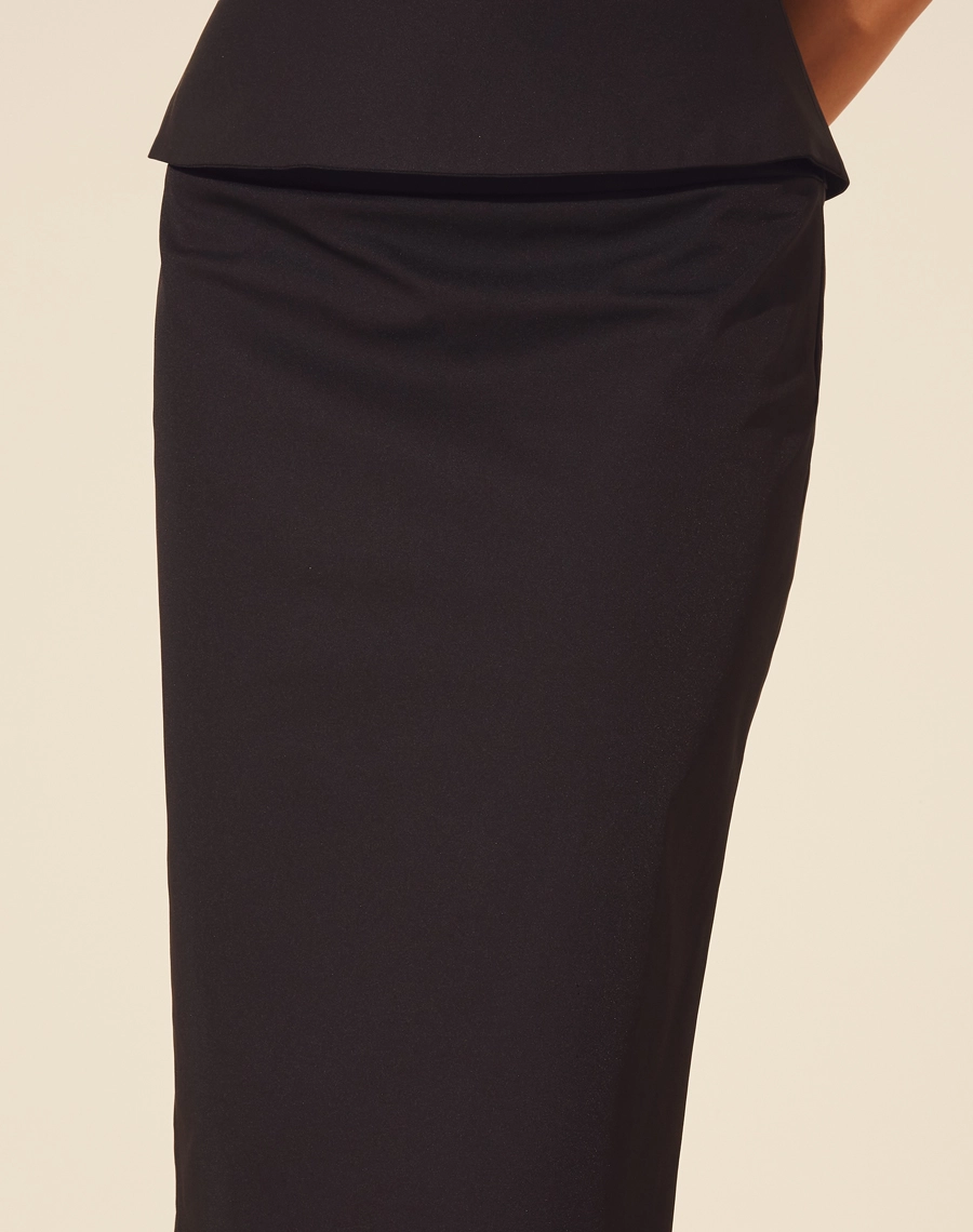 Saia Blossom confeccionada em Techno Prada. Peça de comprimento midi com forro, possui fenda posterior. 