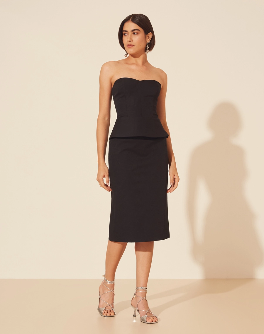 Saia Blossom confeccionada em Techno Prada. Peça de comprimento midi com forro, possui fenda posterior. 