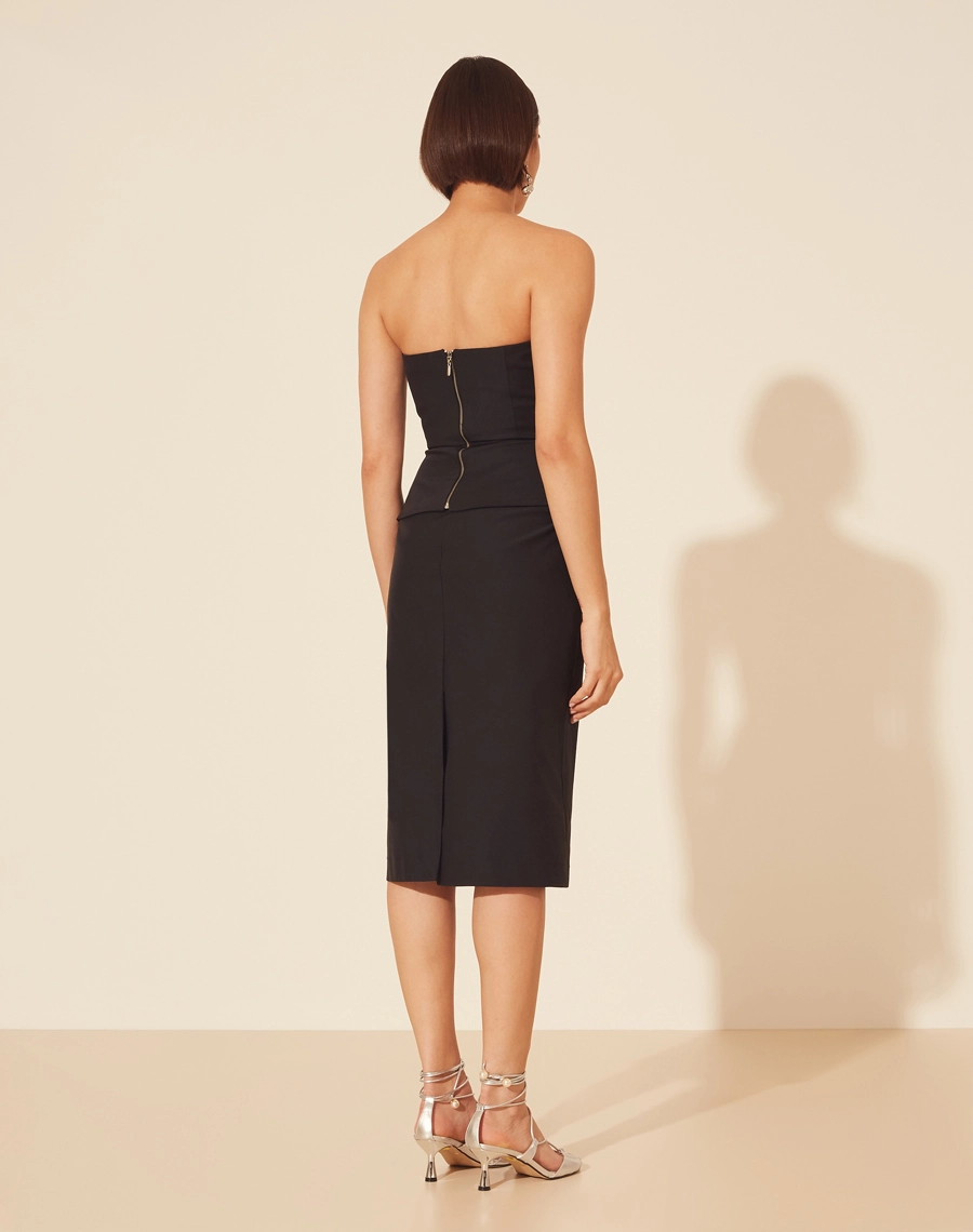 Saia Blossom confeccionada em Techno Prada. Peça de comprimento midi com forro, possui fenda posterior. 