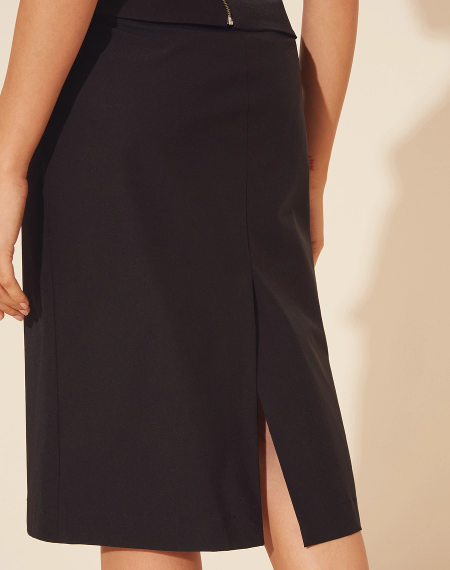 Saia Blossom confeccionada em Techno Prada. Peça de comprimento midi com forro, possui fenda posterior. 