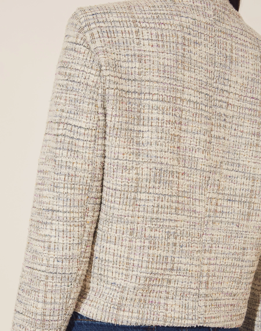 Casaco Maille confeccionado em Tweed. <br>
A peça possui gola redonda, dois bolsos frontais decorativos e fechamento frontal por botões. <br>