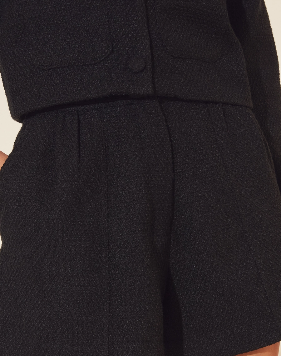 Shorts Spencer confeccionado em Tweed, com modelagem classica, bolsos estilo faca lateral.<br/>
Fechamento por botão forrado e ziper.<br/>