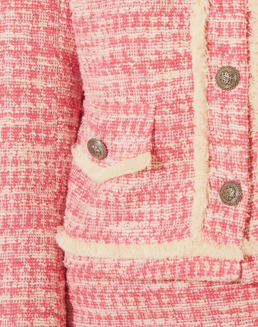 Blazer Blanche em tweed com botões frontais, gola careca com bolsos frontais com lapela decorativa e detalhes felpudos.
