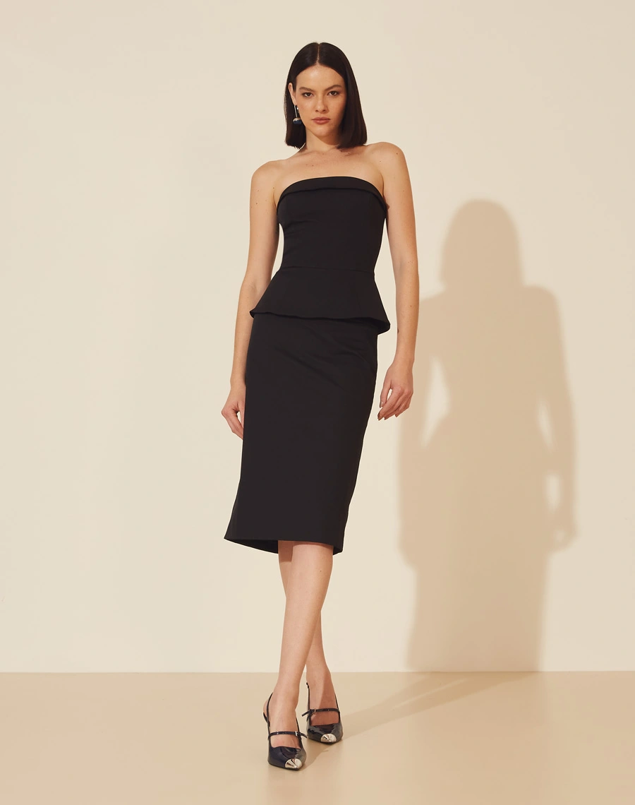 Top Alton confeccionado em Techno Prada. <br/>
Peça sem alças, com decote quadrado, modelagem mais justa e peplum. <br/>
Fechamento por zíper posterior. <br/>