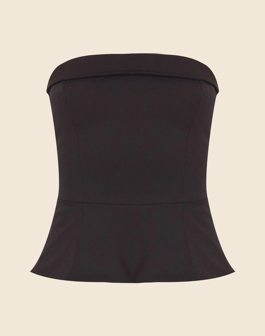 Top Alton confeccionado em Techno Prada. <br/>
Peça sem alças, com decote quadrado, modelagem mais justa e peplum. <br/>
Fechamento por zíper posterior. <br/>