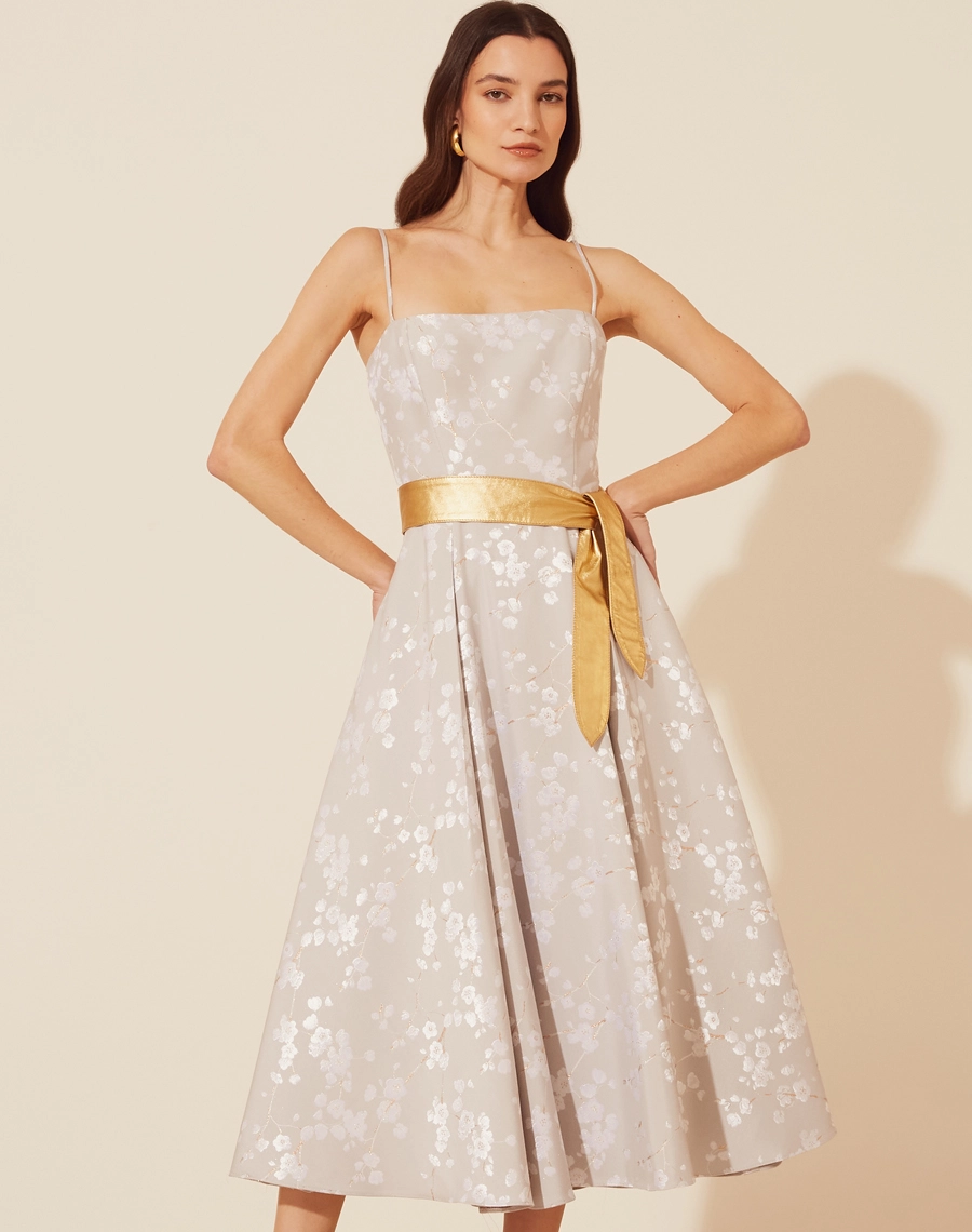 Vestido Midi Sophie confeccionado em Jacquar, com decote quadrado e alças finas. <br>
Vestido acinturado com forro e bolsos embutidos. <br>
Fechamento por zíper invisível nas costas. <br>
Acompanha faixa.<br>
