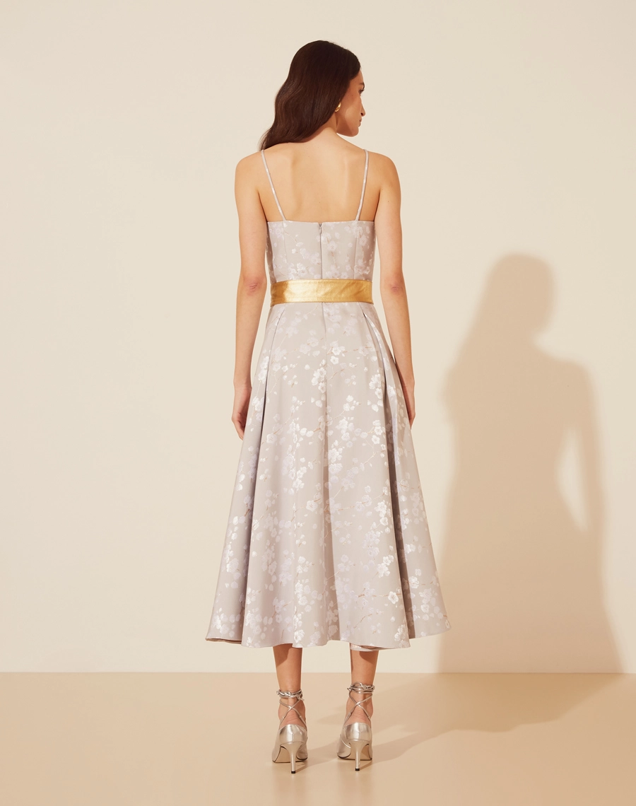 Vestido Midi Sophie confeccionado em Jacquar, com decote quadrado e alças finas. <br>
Vestido acinturado com forro e bolsos embutidos. <br>
Fechamento por zíper invisível nas costas. <br>
Acompanha faixa.<br>