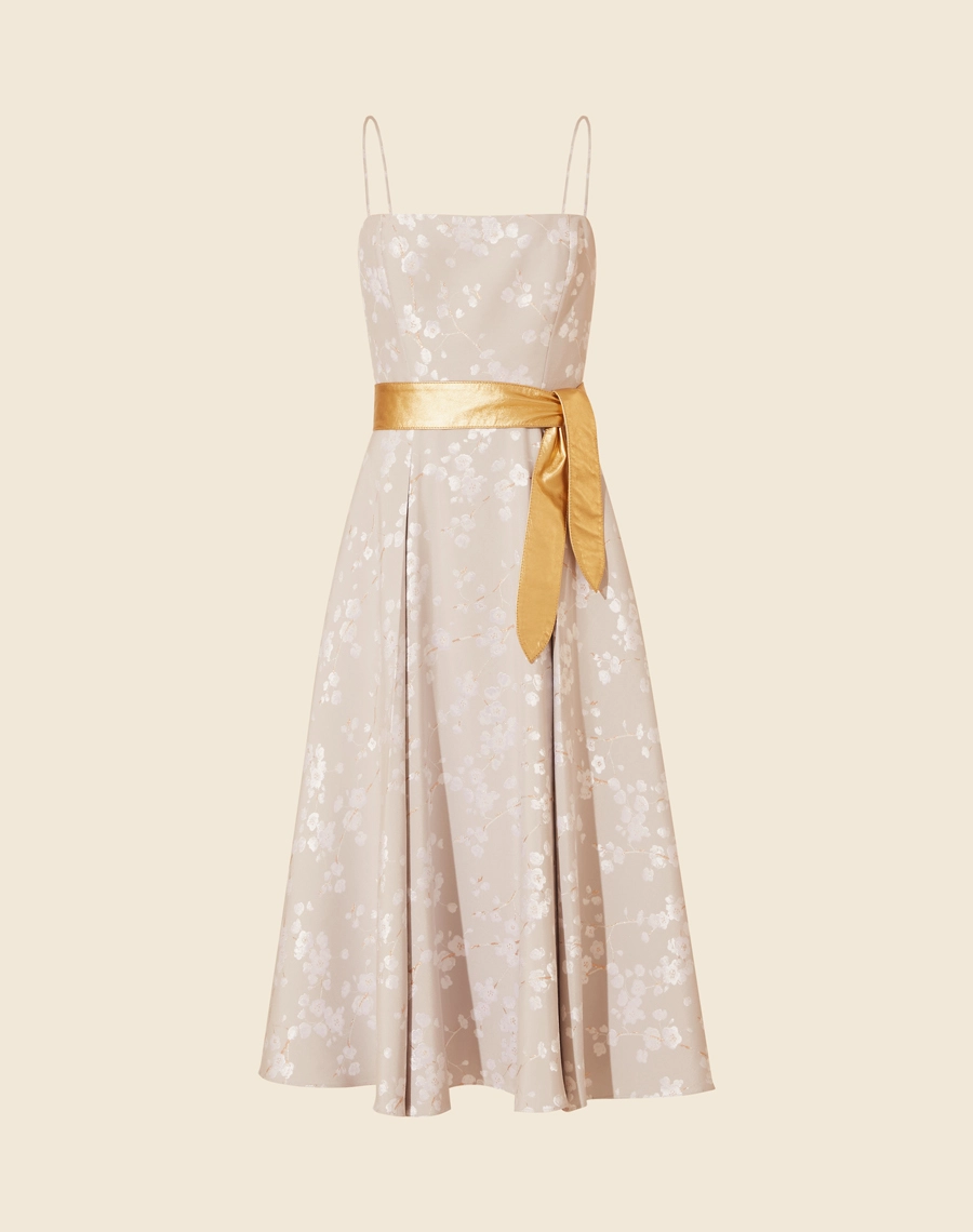 Vestido Midi Sophie confeccionado em Jacquar, com decote quadrado e alças finas. <br>
Vestido acinturado com forro e bolsos embutidos. <br>
Fechamento por zíper invisível nas costas. <br>
Acompanha faixa.<br>