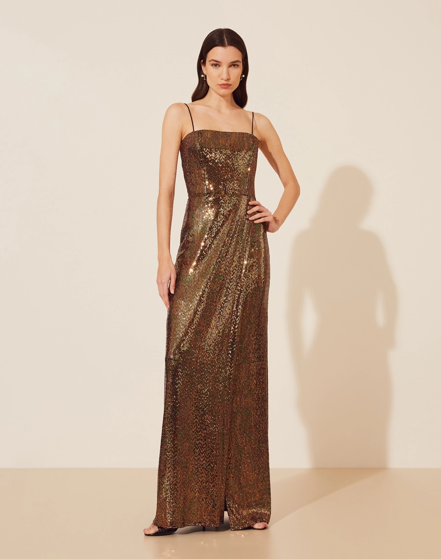 <BLOCO01>
Vestido Longo Heloise, confeccionado em malha com paetê .<br/>
Vestido longo com decote quadrado e alças finas, possui forro curto. <br/>
Seu fechamento é por zíper interno para fechar o corset e externo atrás. <br/>
O vestido Heloise possui corset interno dando mais estrutura e uma modelagem mais justa deixando a peça mais elegante o corpo. <br/>
</BLOCO01>