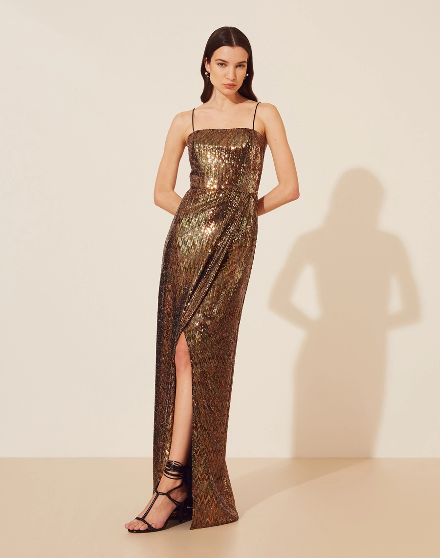<BLOCO01>
Vestido Longo Heloise, confeccionado em malha com paetê .<br/>
Vestido longo com decote quadrado e alças finas, possui forro curto. <br/>
Seu fechamento é por zíper interno para fechar o corset e externo atrás. <br/>
O vestido Heloise possui corset interno dando mais estrutura e uma modelagem mais justa deixando a peça mais elegante o corpo. <br/>
</BLOCO01>